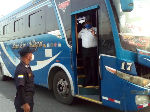 Controles de seguridad en los buses de la parroquia La Aurora
