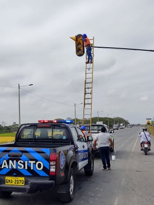 Mantenimiento preventivo a sem&aacute;foros de la ATM Centro Guayas - EP