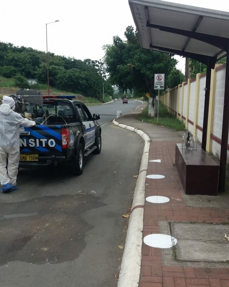 Se&ntilde;alizaci&oacute;n horizontal en paradas de buses urbanos de la parroquia La Aurora