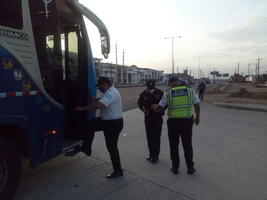 Contin&uacute;an los controles de seguridad en los buses de la parroquia La Aurora