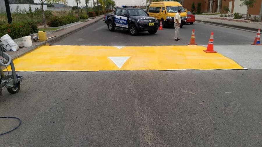 Instalaci&oacute;n de se&ntilde;alizaci&oacute;n horizontal en La Aurora