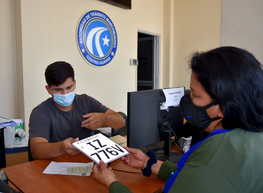 Entrega de placas en el Centro de Matriculaci&oacute;n y Revisi&oacute;n Vehicular de Daule