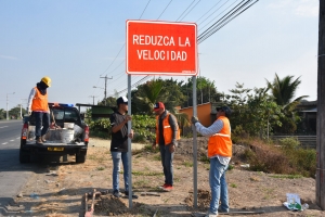 Instalaci&oacute;n de se&ntilde;ales verticales en el cant&oacute;n Santa Luc&iacute;a