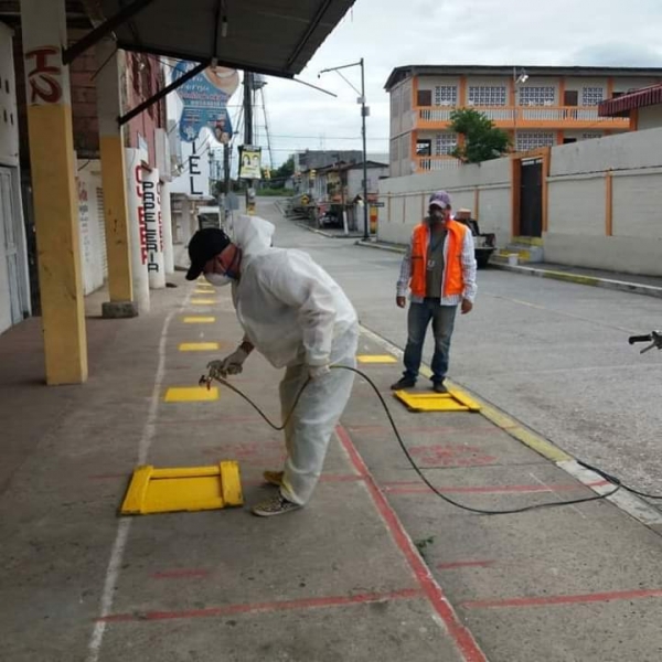 Colocaci&oacute;n de se&ntilde;alizaci&oacute;n horizontal en el cant&oacute;n Colimes